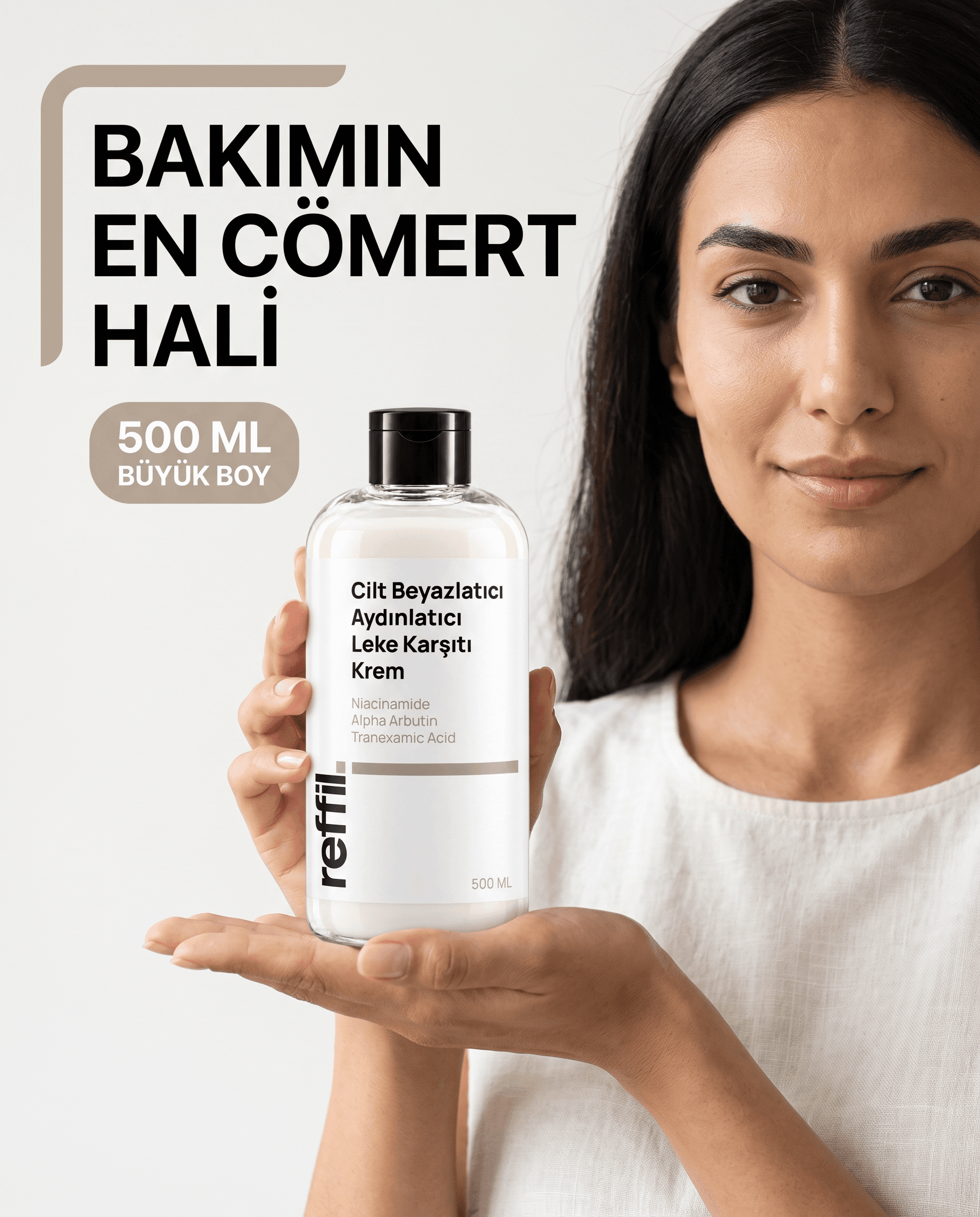 Reffil 500 ml bakım kremini elinde tutan kadın